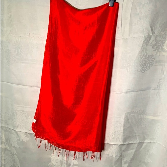 100 % Silk Shawl with Tassels - Picture 2 of 4